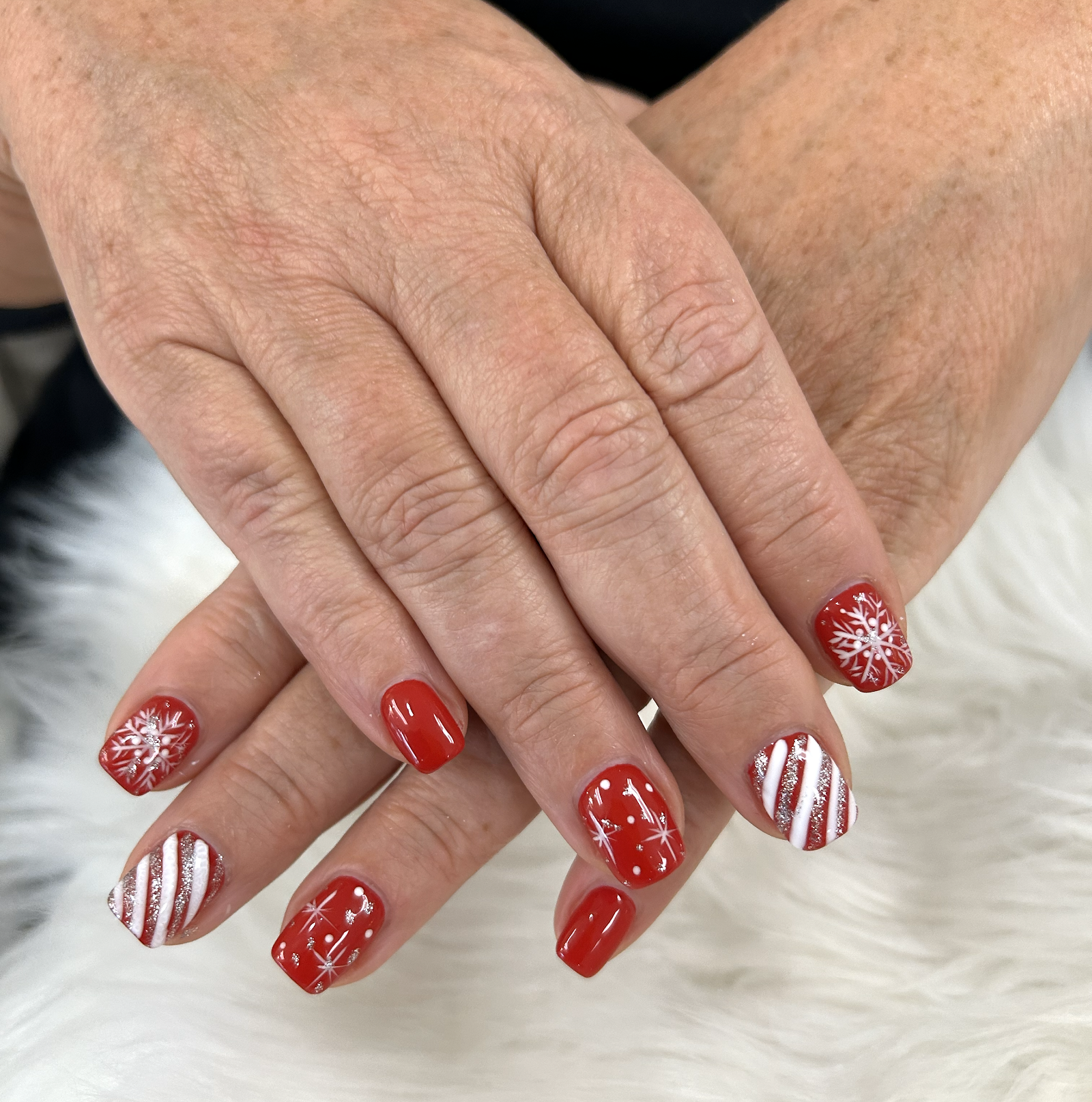 EM Nail Lounge logo